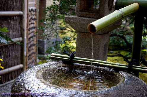 Уличный фонтан из гранитной чаши и бамбука