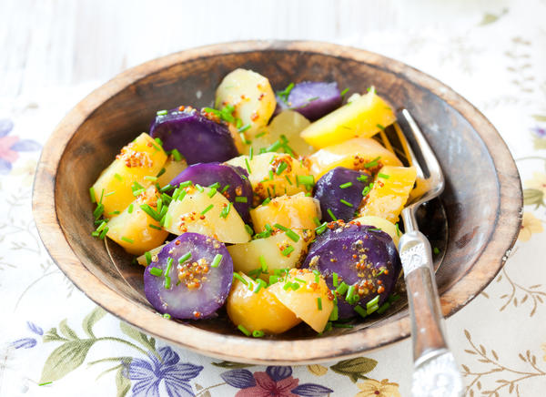 Вареный фиолетовый картофель