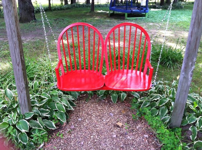 Качели можно сделать из старых стульев. / Фото: dekormyhome.ru