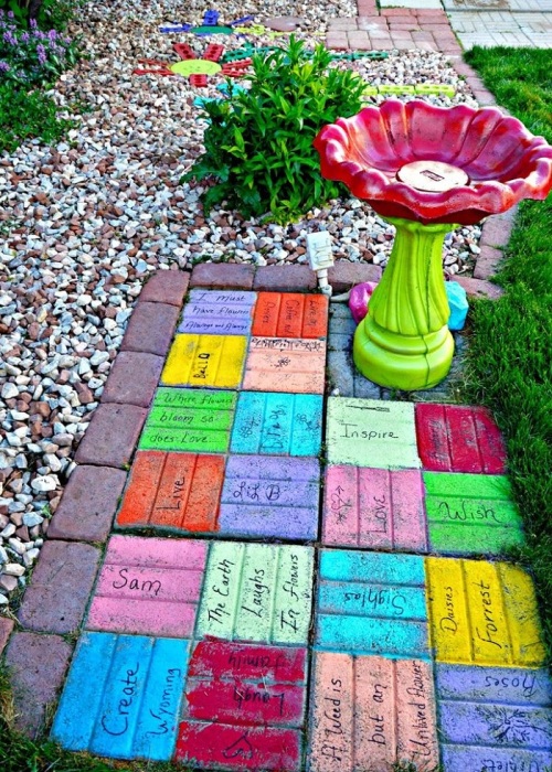 Тротуарную плитку можно покрасить яркой краской. / Фото: stroikairemont.com