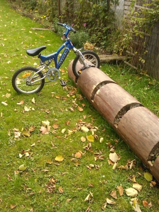 Дерево, поваленное во время грозы, можно использовать как стоянку для велосипеда. / Фото: dom-and-sad.ru